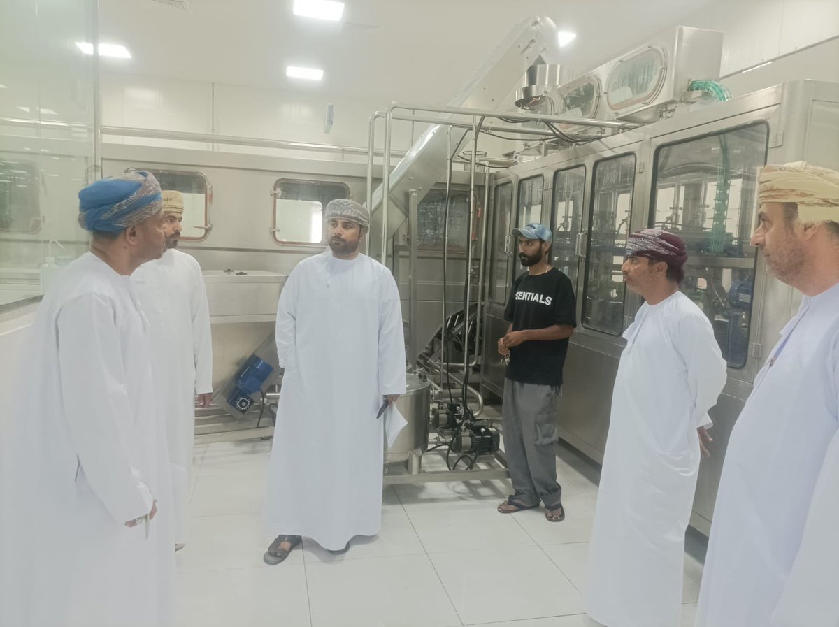 🔴 #فريق_الحدة_الإعلامي |
تفتيش مصانع مياه الشرب بالكامل والوافي للتأكد من الالتزام بالاشتراطات الصحية.

سالم بن حمد الساعدي <a href="/alftaalsamer/">سالم حمد الساعدي🇴🇲</a>

نظمت المديرية العامة للثروة الزراعية والسمكية وموارد المياه بمحافظة جنوب الشرقية حملة تفتيشية بالتعاون مع مركز سلامة وجودة الغذاء وقطاع