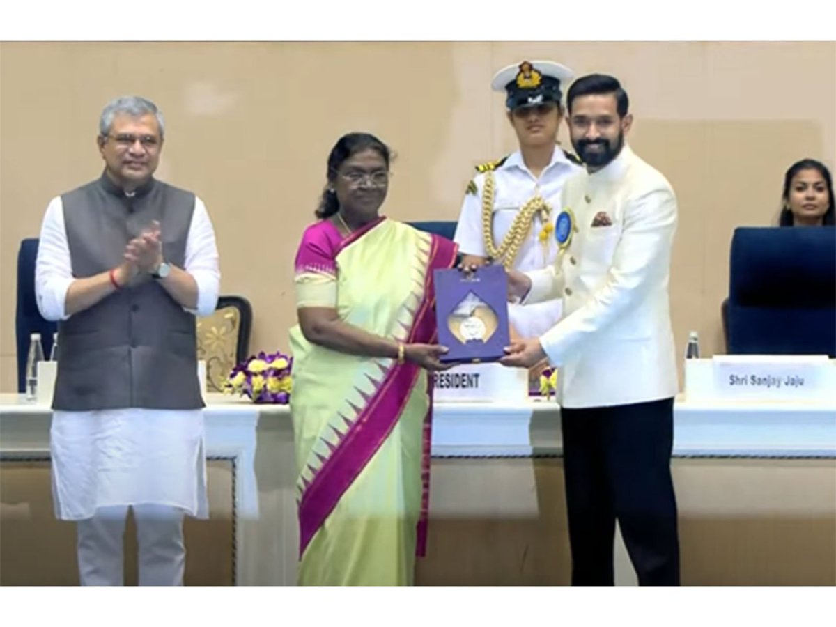 ani_digital's tweet image. 71st National Film Award: Vikrant Massey honoured with Best Actor in Leading Role for &apos;12th Fail&apos; 

Read @ANI Story | aninews.in/news/entertain…
#VikrantMassey #DroupadiMurmu #NationalFilmAwards #12thFail