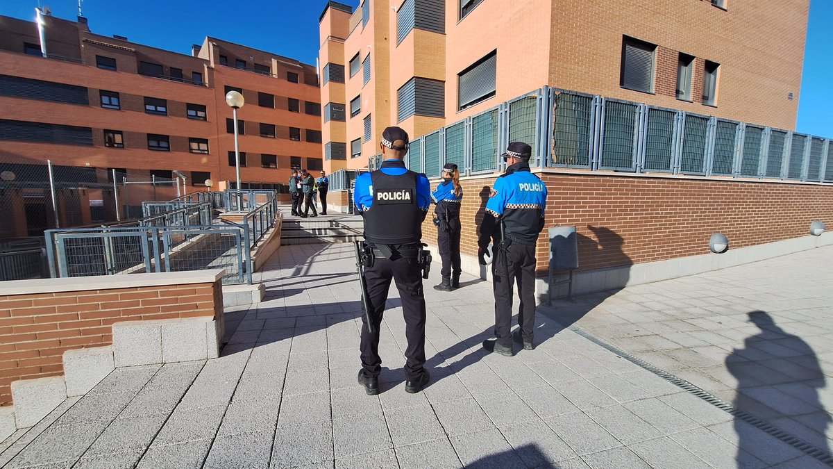 👮🏻‍♂️ La Policía Local acompaña a la empresa de aguas en un operativo contra el fraude en Arroyovereda

❌ La compañía suministradora de agua ha regularizado 17 enganches ilegales, todos en las viviendas propiedad del Sareb en la calle Narciso Monturiol