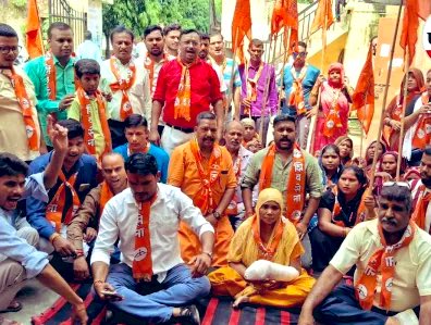 मेट्रो विजन अस्पताल में मरीज की तीन उंगलियां काटने पर हंगामा, शिव सैनिकों ने सीएमओ दफ्तर घेरा, जाने

मेट्रो विजन अस्पताल में गलत इलाज से महिला मरीज की तीन उंगलियां काटे जाने के आरोप पर मंगलवार को शिव सैनिक भड़क उठे। बड़ी संख्या में शिव सैनिक सीएमओ कार्यालय पहुंचे और घेराव कर