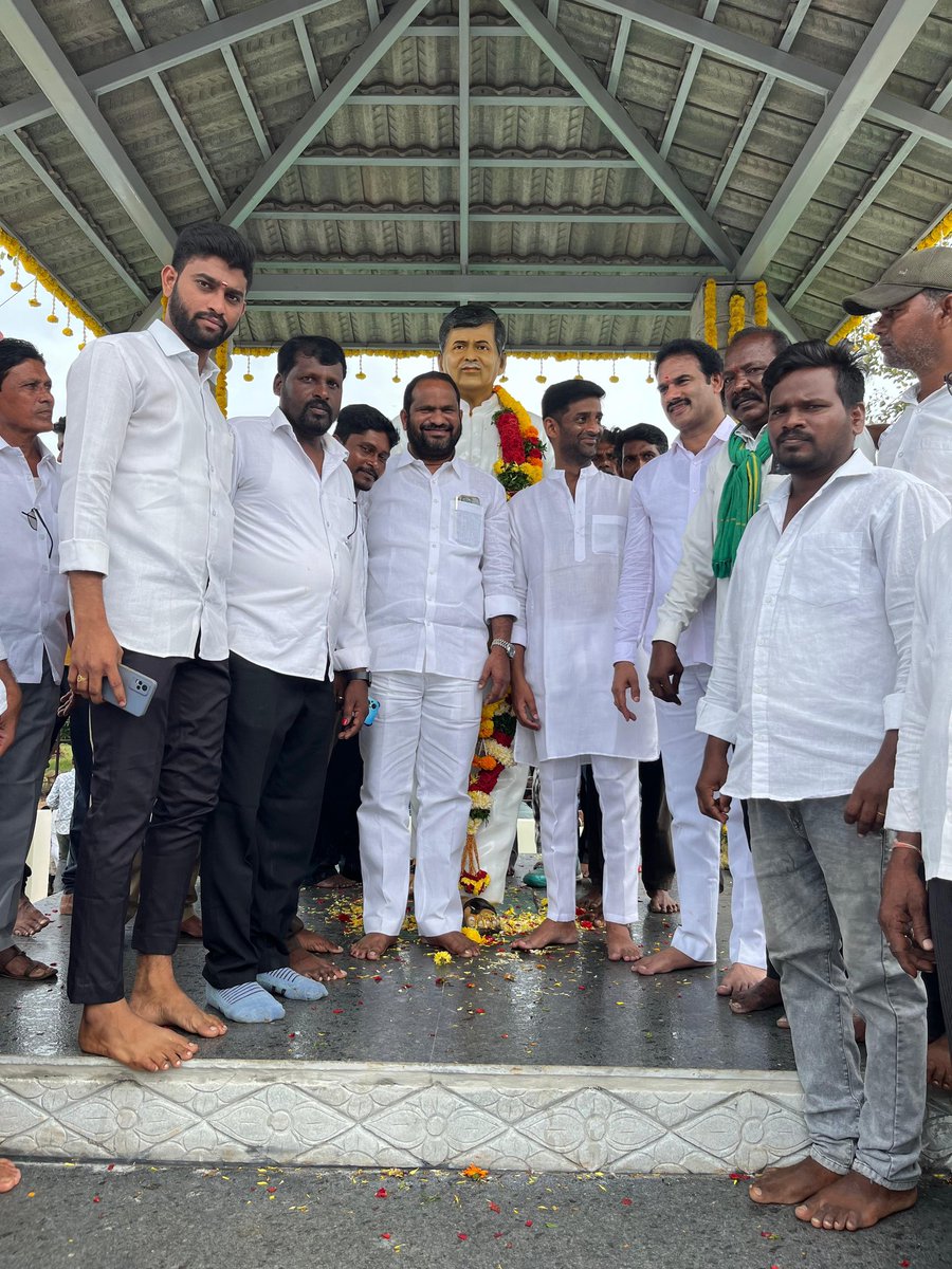 స్వర్గీయ శ్రీ నూకల నరేష్ రెడ్డి గారి మొదటి వర్ధంతి సందర్భంగా మరిపెడ మండలం పురుషోత్తమ గూడెంలో విగ్రహ ఆవిష్కరణ కార్యక్రమంలో హాజరైన తెలంగాణ రాష్ట్ర ఫైనాన్స్ కమిషన్ సభ్యులు మాలోత్ నెహ్రూ నాయక్ గారు నూకల నరేష్ రెడ్డి గారి విగ్రహానికి పూలమాలలు వేసి జోహార్లు అర్పించారు
#malothnehrunaik