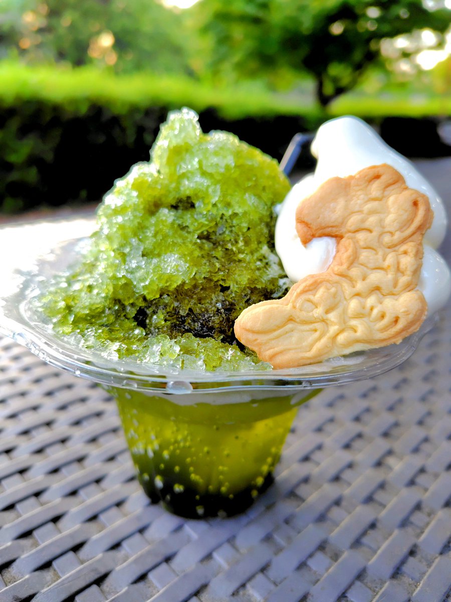 Lanikaiaumoe's tweet image. ある夏の日のおやつ

KINSHACHIYAKIさんの飲むかき氷(宇治抹茶)

名古屋城の手前にある金シャチ横丁宗春ゾーンにあるお店です

ゼリージュースを土台に、ふんわりかき氷とシンプルなソフトクリーム、更に金鯱クッキーが添えられています

かき氷の新食感でした！

#かき氷
#飲むかき氷
#金シャチ横丁