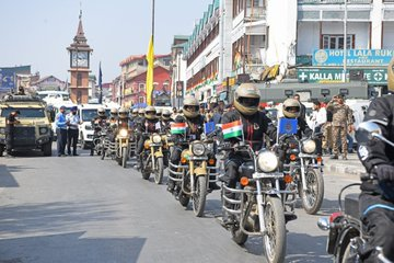 Preeti_233's tweet image. DG CRPF Flags Off Third Mahila High-Altitude Bike Expedition From Srinagar   #DG #CRPF #FlagsOff #MahilaHighAltitudeBikeExpedition #Srinagar #JammuAndKashmir #greaterjammu #BallonDor #CryptoTrading