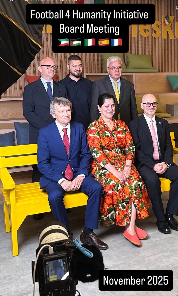 El Embajador hizo entrega de una camiseta firmada por Iniesta para la iniciativa Football for Humanity, promovida por la fundación Al-Nowair y su fundadora, la Jequesa Intisar Al-Sabah. La subasta de la camiseta sufragará proyectos de ayuda para la infancia en Palestina.