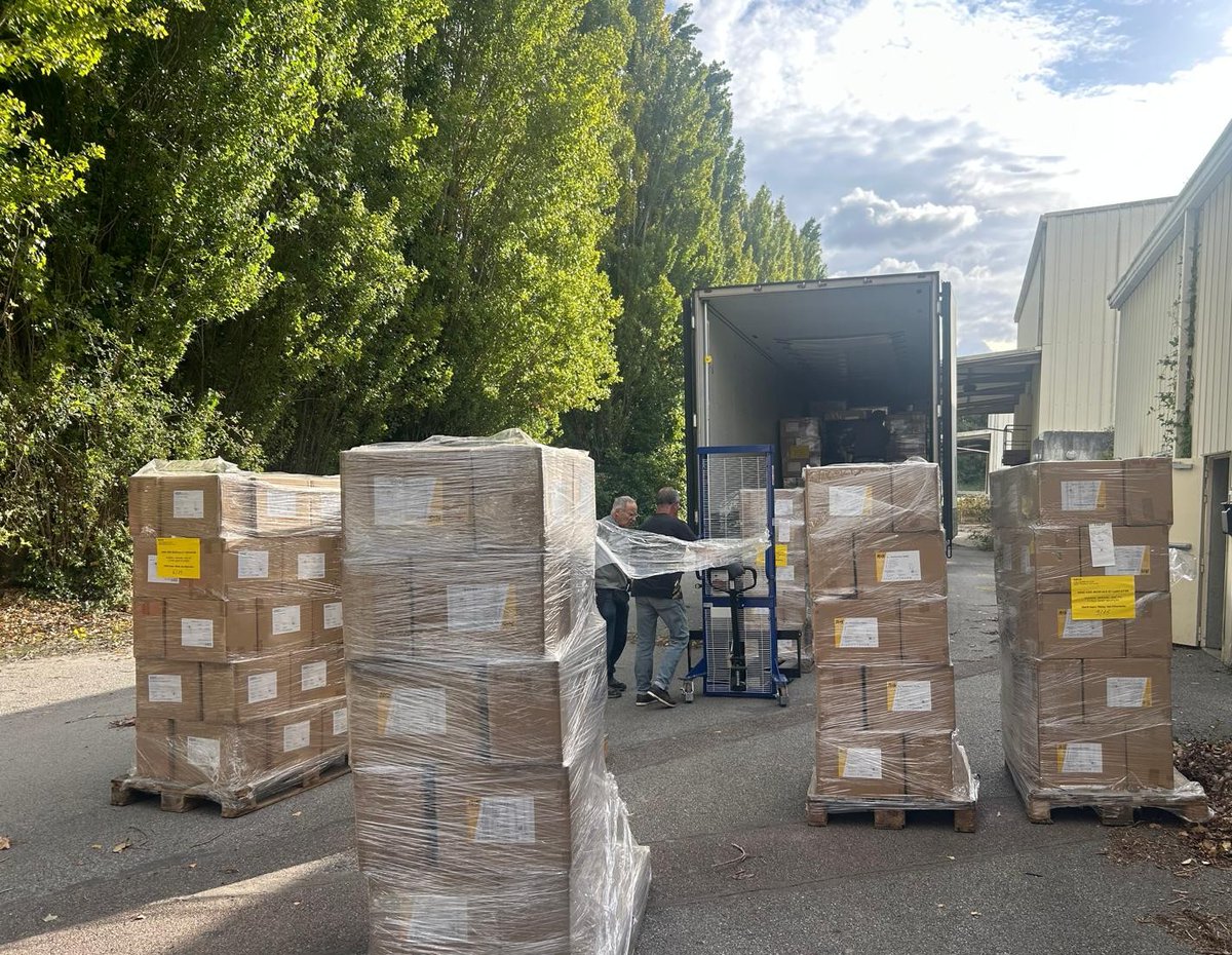 AMCFU's tweet image. 🚛 Un convoi médical en route pour l’#Ukraine 🇺🇦

Un camion de médicaments et de consommables dentaires. 
Analgésiques, traitements digestifs, respiratoires, antifongiques, dépendances et oncologie. 🦷 Gaines dentaires incluses. 
🙏Merci à @TULIPE_Asso  et @dealinka_fr .
