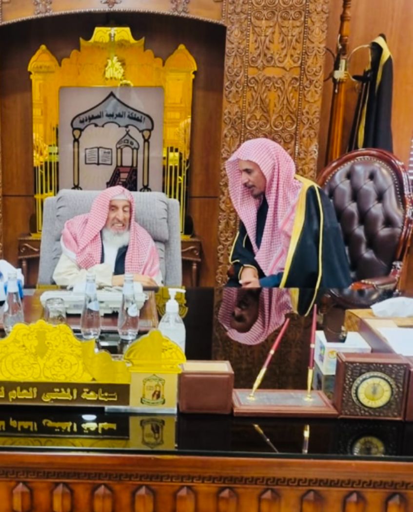 إنا لله وإنا إليه راجعون ، توفي سماحة شيخنا ووالدنا ، ومن له فضل كبير على الناس ، وعليَّ شخصياً ، سماحة الشيخ عبدالعزيز بن عبدالله آل الشيخ المفتي العام للمملكة العربية السعودية ، اللهم اغفر للشيخ عبدالعزيز ، وارفع درجته في المهديين ، واخلفه في عقبه في الغابرين ، واغفر لنا وله