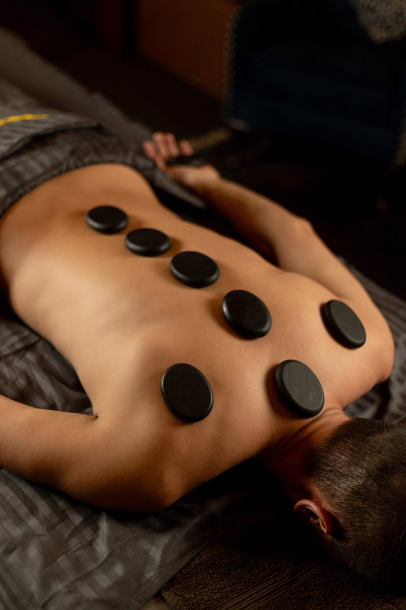 kashi_spa's tweet photo. カシウェルネスでアーユルヴェーダの癒しを体験!古代の原理に基づく温石療法で、ストレスを軽減し、心身のバランスを整えます。今すぐご予約を!
#アーユルヴェーダ #ウェルネス #温石療法 #スリランカ #Ayurveda #SriLanka #HotStoneTherapy https://t.co/U6A75CLQbS
