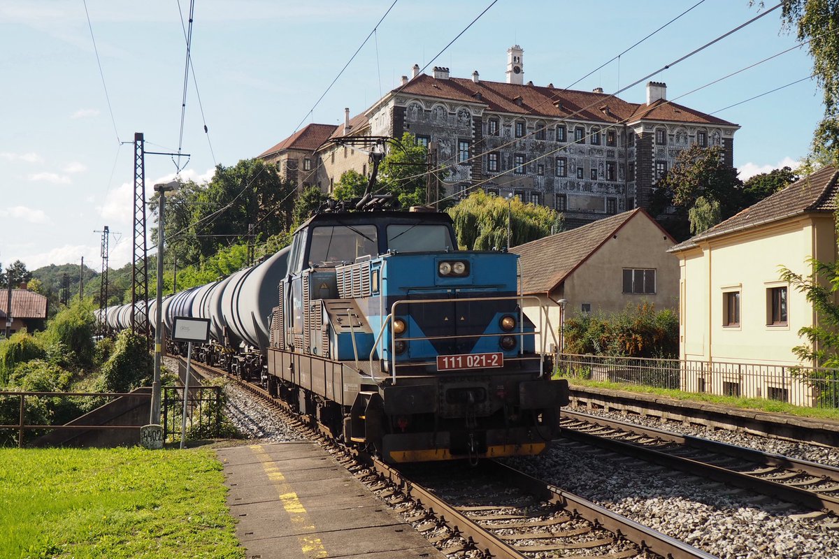 Jedná místopisná…. Poznáte, kde byla 17. září 2025 vyfotografována naše “žehlička” 111.021? 📷 Radim Šnábl