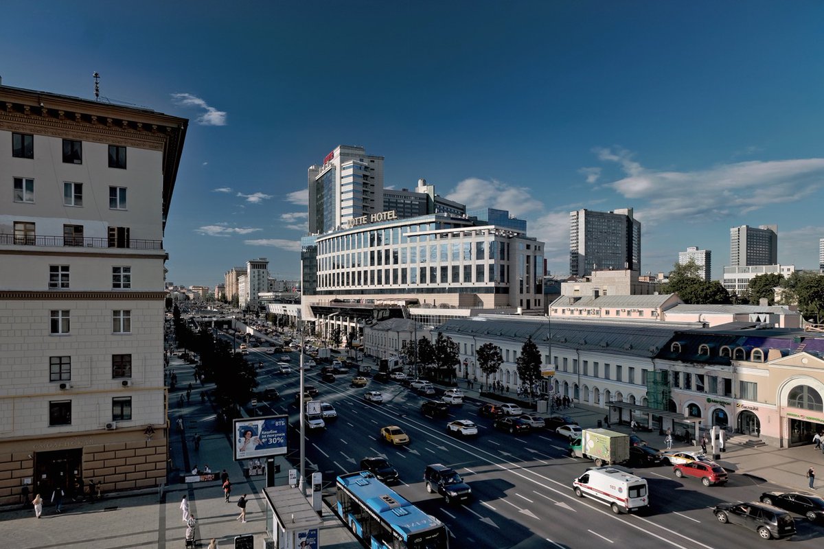 PEKHTography's tweet image. City veins pumping with steel blood 🚗 Where every honk tells a story of dreams chasing deadlines ⏰ #UrbanPulse
#cityscape #urban #traffic #skyscrapers #architecture #metropolitan #downtown #bustling #modern #intersection #skyline #vibrant