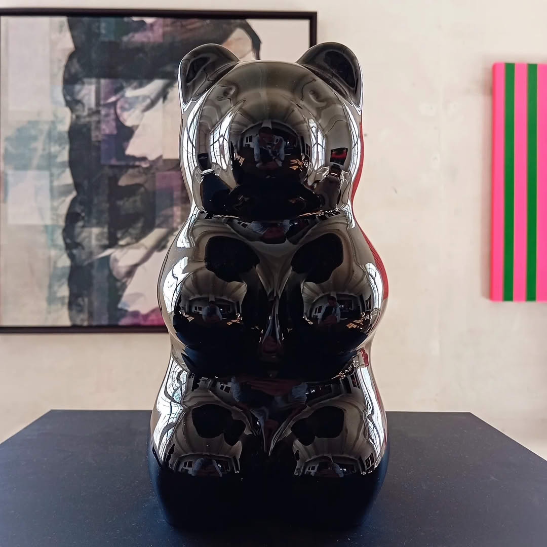 A modern eye-catcher for everyone who loves #art and #design and is looking for something special. The #Jellypoolbear is more than just an object – it’s a statement piece. An #interior highlight that fills spaces with ease, humor, and a touch of #popart.

#DesignLovers