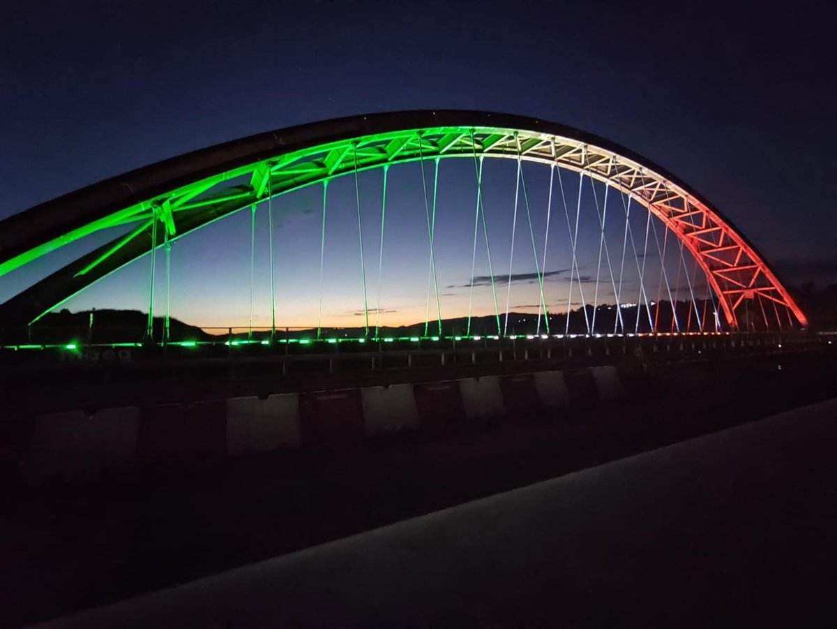 StradeAnas's tweet photo. In occasione della Settimana della Legalità, Anas ricorda i giudici Livatino e Saetta vittime della mafia.
Il ponte San Giuliano, lungo la nuova #SS640, si illumina con il tricolore in loro memoria.
https://t.co/iFB3yzZhwS https://t.co/DU71Eu8jpv