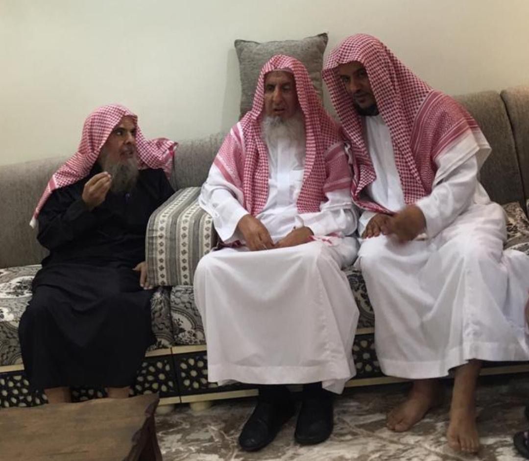 إنا لله وإنا إليه راجعون..
اللهم آجرنا في مصيبتنا واخلف علينا بخير ..إنتقل إلى رحمة الله صباح هذا اليوم سماحة شيخنا ووالدنا العالم العابد الشيخ عبدالعزيز بن عبدالله آل الشيخ مفتي عام المملكة..غفر الله له ورحمه وأسكنه الفردوس الأعلى من الجنة وجزاه عنا وعن المسلمين خير الجزاء