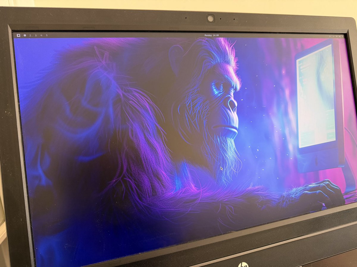 ernmander's tweet image. #Omarchy #linux installed on an old HP EliteOne 800. Desktop wallpaper changed to my preferred one. @OmarchyLinux #OmarchyLinuxStories