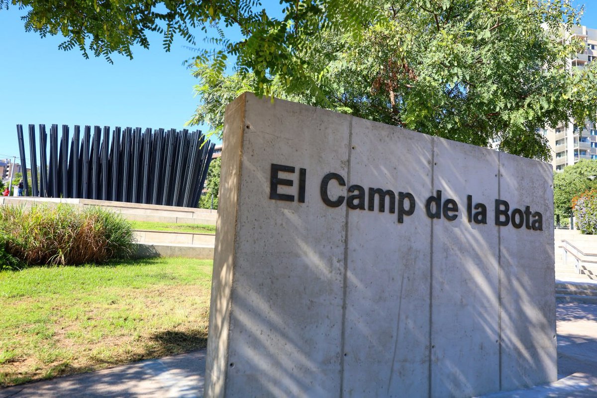 Ahir vam inaugurar El Bosc d’Emprentes, en memoria d 1706 persones afusellades x franquisme entre 1939 i 1952. L'obra és un raspall invertit, en referència a l frase d Walter Benjamin “raspallar la història a contrapel”: explicar la història des de la perspectiva dels vençuts.