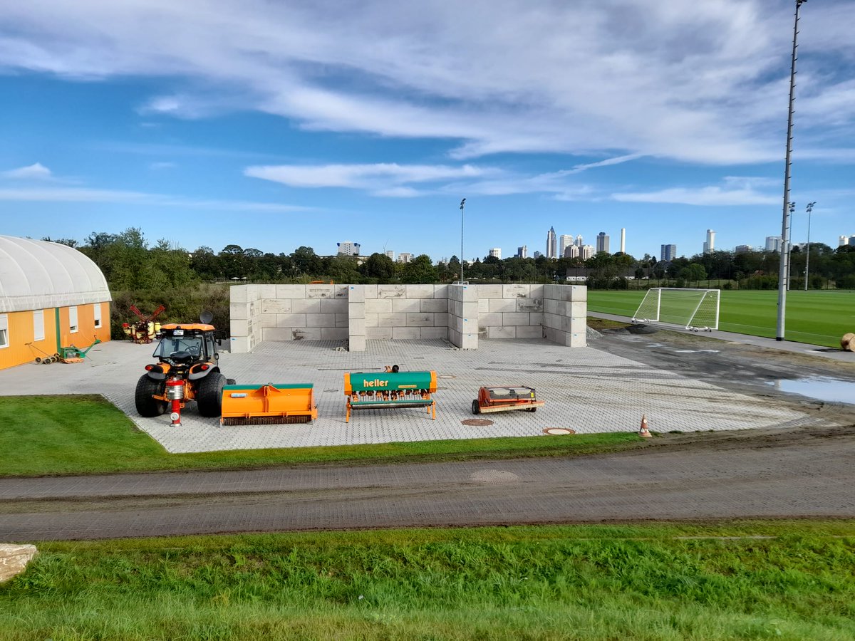 Mooi projectje afgerond bij #dfb zo kan de greenkeper ook professioneler werken!  #legioblock