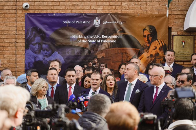 وزير شؤون الشرق الأوسط، هيمش فولكنر، ألقى كلمة في البعثة الفلسطينية في لندن، حيث قال بأن "الآن هو الوقت المناسب للاعتراف بدولة #فلسطين🇵🇸 – لحماية إمكانية التوصل لحل الدولتين الذي نحتاج إليه لإحلال السلام والأمن للإسرائيليين والفلسطينيين على حد سواء"