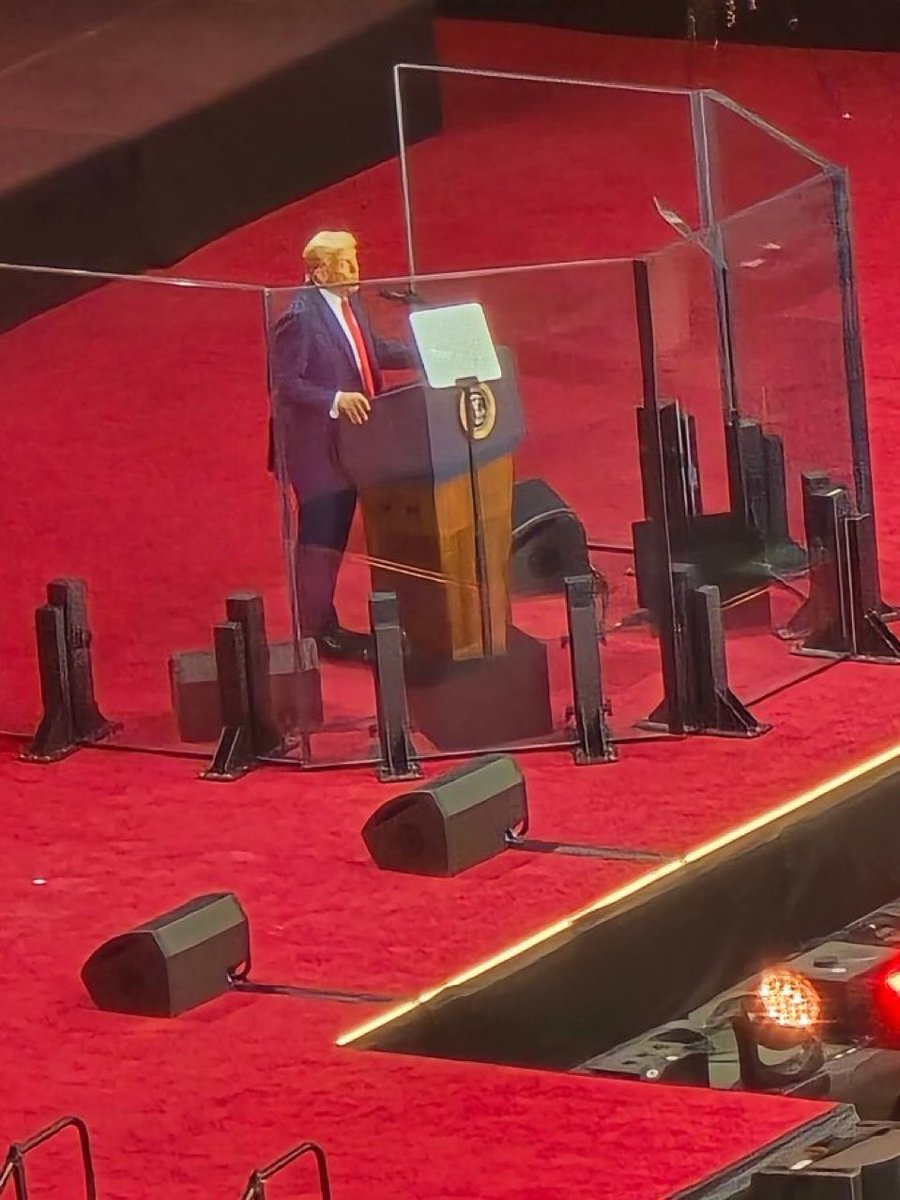 自由是要付出代价，这就是灯塔国向全世界推销的 freedom😎，人们得不到人身安全，这是最起码的标准😁这家伙还死皮赖脸说自由！