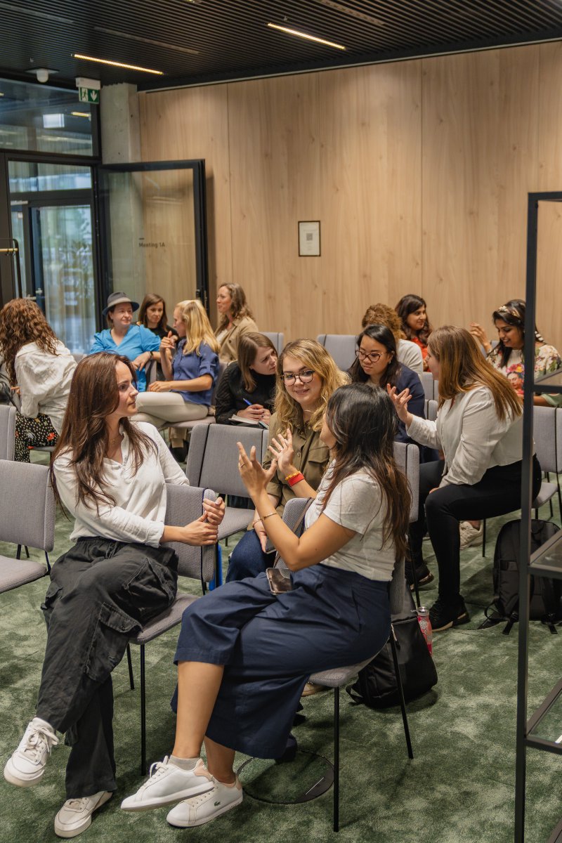 Edge_Workspaces's tweet image. The BBA Community event in Hamburg wasn&apos;t just fun &amp;amp; coworking: it also featured a meeting to which EDGE Workspaces took part. 
We presented our company among all other initiatives and - of course - had a lot of snacks together!

#EDGEWorkspaces #WhereWellbeingWorks