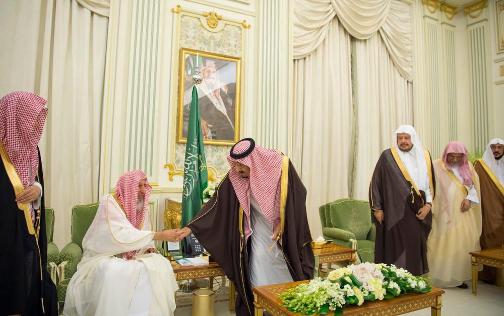 أحسن الله عزاء المسلمين في وفاة سماحة #مفتي_عام_المملكة_العربية_السعودية
#الشيخ_عبدالعزيز_بن_عبدالله_ال_الشيخ رحمه الله