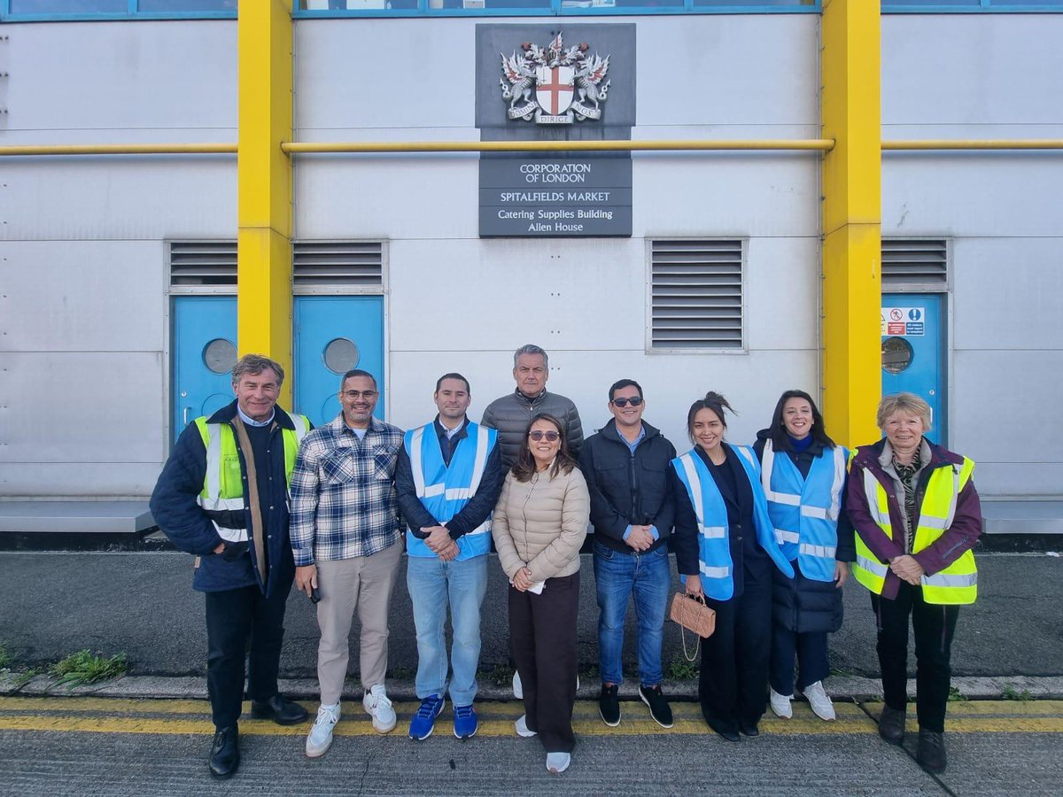 🍌 This morning we welcomed a group of banana producers from Ecuador to New Spitalfields Market! 🌱
They toured the market to see how fresh produce moves from import to distribution across the UK.
Great to share ideas &amp; strengthen global supply links! 🌍💛
#NewSpitalfieldsMarket