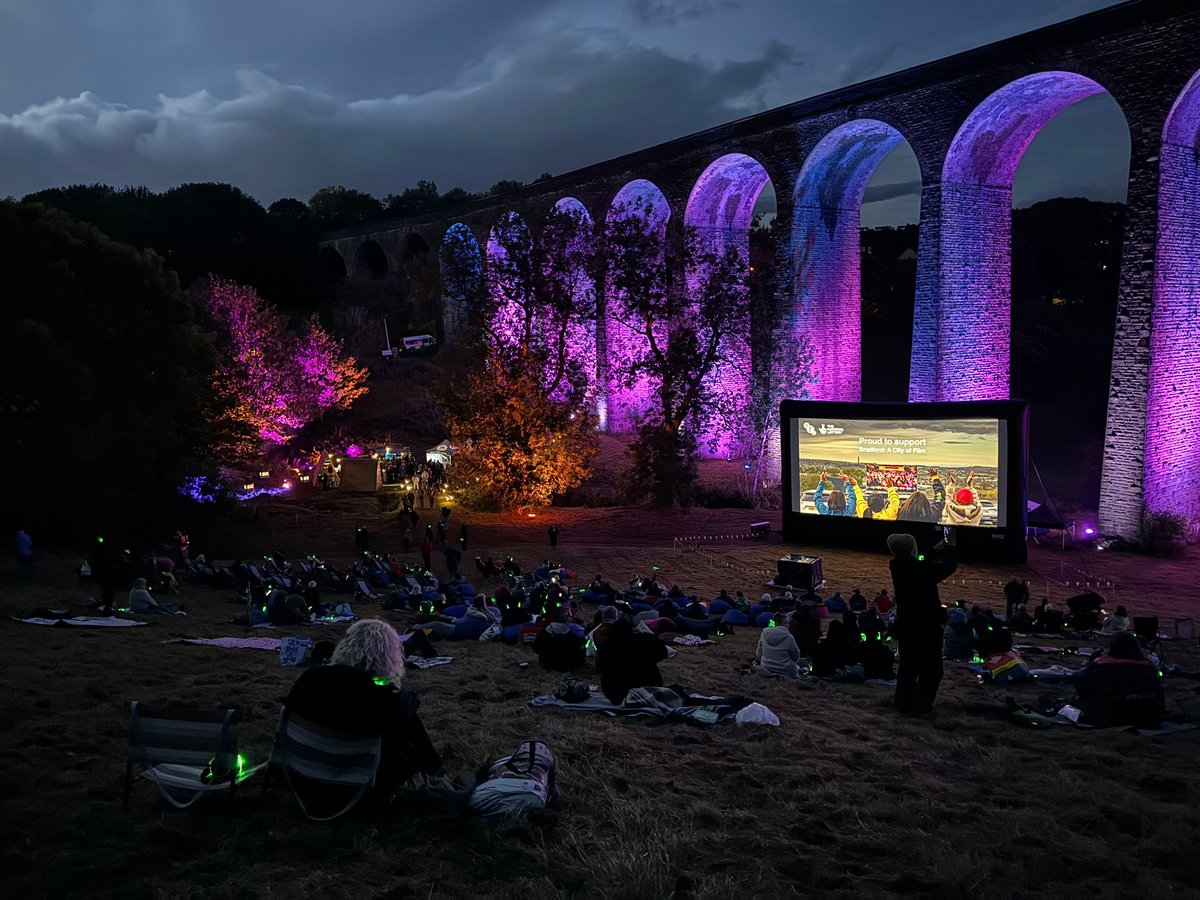 airscreen's tweet image. What an astonishing sight!  Transform any location into a cinematic experience with the fully professional AIRSCREEN® system.  Location: Thornton Viaduct, bradford, England.
#openaircinema #outdoormovie #openairmovie #inflatablescreen #outdoorcinema #野外映画 #野外シネマ