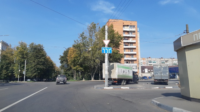 Хочу спросить у ВУ-Временных Управленцах,из ответственных! Что за гений вот этот знак прибил к столбу? Порядок стрелочек и поворотов ,товарищ кто решение принимал вообще из нашего города,да вообще из нашей вселенной? Для него к сведению: на участке в 50 метров, выезд с 2 полос...