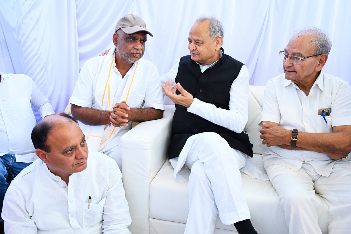 आज जयपुर के सुशांत सिटी पहुंचकर PCC के संगठन महासचिव श्री ललित तूनवाल की माताजी स्व. श्रीमती गोमती देवी को श्रद्धांजलि अर्पित की एवं परिजनों को ढांढस बंधाया।