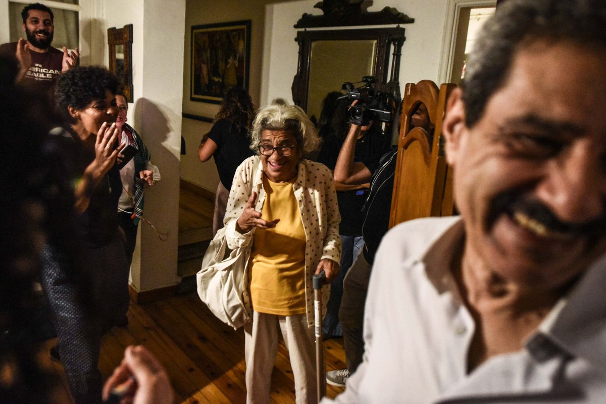 وصل الكاتب والمبرمج والناشط السياسي علاء عبد الفتاح إلى منزل أسرته، في الساعات الأولى من صباح اليوم، عقب إخلاء سبيله من قسم الدقي، بينما كانت الأسرة تنتظر عند مجمع سجون وادي النطرون، في محاولة لمعرفة أي معلومات عن موعد خروجه.

وخرج علاء من السجن تنفيذًا لقرار عفو رئاسي، أُعلن عنه