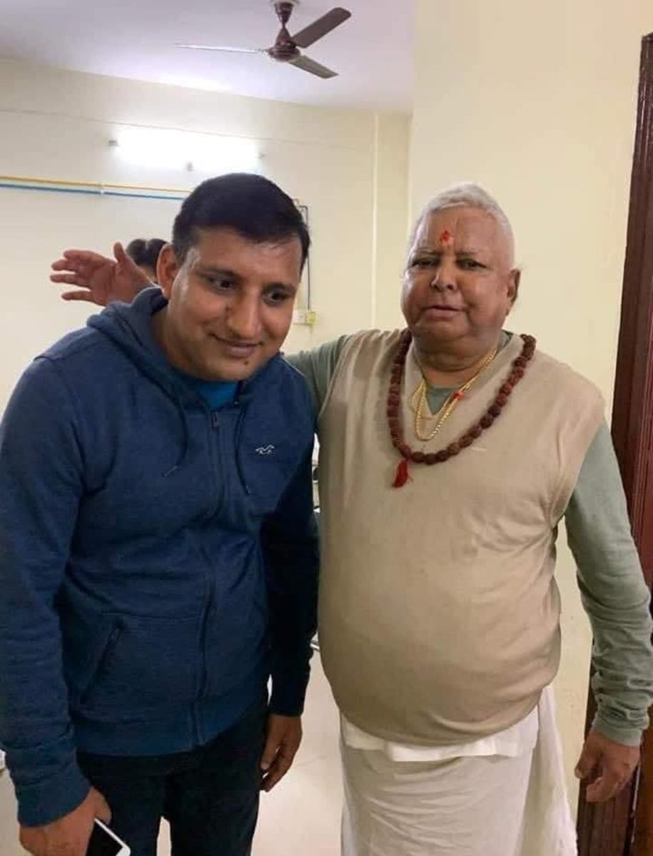 Rajshree Yadav (@rajshree_yadav_) on Twitter photo जब पिता अपने आखिरी समय में थे, तब बिहार था। पिछले 14 वर्षों में परिवार छूटा, घर छूटा, समाज छूटा। बच्चे कब बड़े हुए पता नहीं चला। आज भी जब पलट के पीछे देखता हूं तो लगता है कि बहुत थोड़ा सा पाने के लिए कितना कुछ खोना पड़ता है।
लेकिन क्या खोना है, क्या पाना है। ये कभी सोचा नहीं, तो जब पिता अपने आखिरी समय में थे, तब बिहार था। पिछले 14 वर्षों में परिवार छूटा, घर छूटा, समाज छूटा। बच्चे कब बड़े हुए पता नहीं चला। आज भी जब पलट के पीछे देखता हूं तो लगता है कि बहुत थोड़ा सा पाने के लिए कितना कुछ खोना पड़ता है।
लेकिन क्या खोना है, क्या पाना है। ये कभी सोचा नहीं, तो