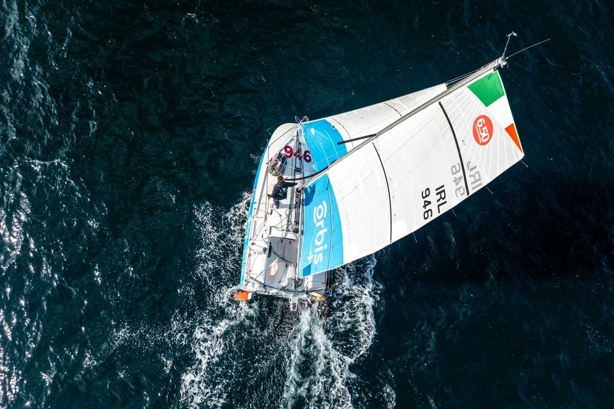 Avec des conditions soutenues (25 à 30 nœuds de Nord-Est et mer croisée), la 25e édition de la #MiniTransat a déjà mis les marins et les bateaux à rude épreuve. Mark évoluait au pointage de ce matin à la 26è place. Fiers de le soutenir chez #EXID -CD 💪⚓#GICAN #BPN #BDI