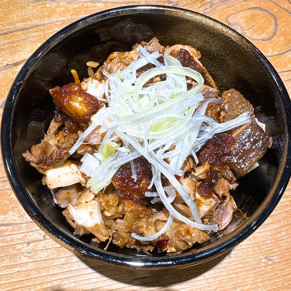 AKIRA_RAMEN69's tweet photo. やっと松尾くんの火曜日に行けた！
まじでスープ旨すぎ。醤油も塩もどっちも旨い。
麺は平打ちも手揉みも工夫されてるなぁ。それぞれもうちょい硬さが変わるともっと好みな感じ。
焼豚炊き込みご飯絶品でした！
オープン前に行って50人くらい並んでたから一回時間潰しに行ったけど、さすがでした！ https://t.co/bxZN8ZHleR