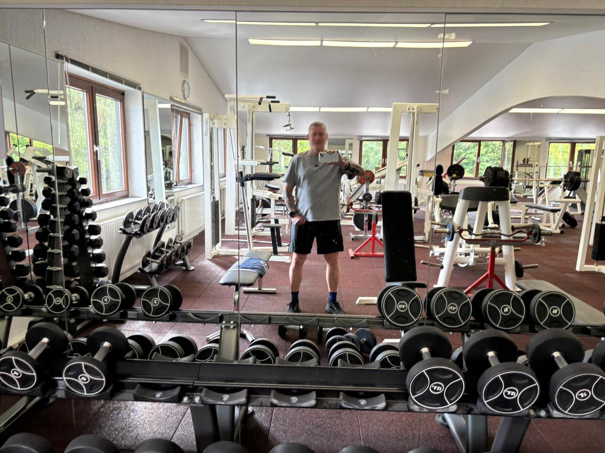 Kraft tanken vor Arbeit. Der Spiegel im Gym könnte auch mal wieder sauber gemacht werden 😂
#gymmotivation #fitness #gym #FitnessMotivation