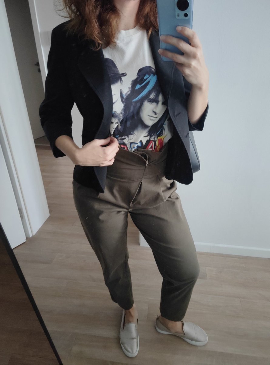 Vzala som si so sebou do práce (a ku srdiečku) Paliho a spol. 🥰, nech mi rozveselia deň. 
Od zajtra máme v Bratislave zraz kolegov zo zahraničných pobočiek a prisahám, že každý rok, keď prídu, pochčije sa počasie 🥺. Nezažijú toto mesto pekné, proste nie je dopriate 😩.