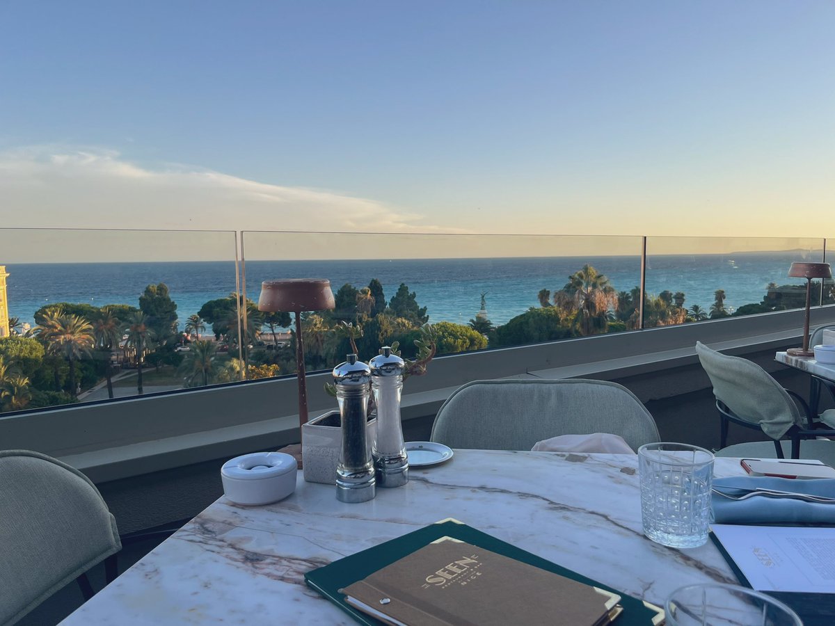 MiyamuraSo's tweet image. 丘と街と海だけでなく飛行機を観ながらご飯を頂けるお店。美味しかったです
#seen