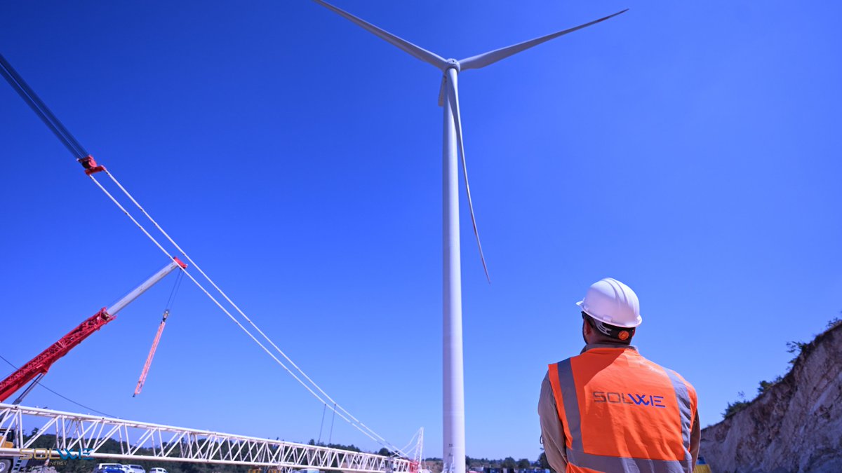 Ufka doğru yükselen türbin kanatlarına dikkatle bakan bu kare, sadece bir mühendislik başarısını değil; aynı zamanda geleceğe duyulan inancı da simgeliyor. Solwie Energy olarak bizler, türbinlerin her dönüşünde Türkiye’nin enerji bağımsızlığına doğru yol alıyoruz.