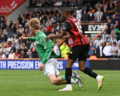 Magpie24_7's tweet image. Newcastle United should have been awarded a penalty against Bournemouth after Nick Woltemade was pulled to the floor, according to former PGMOL chief and ex-FIFA official, Keith Hackett: 

“It’s holding. The shirt-pull says it all. VAR should have come in because it’s a penalty…