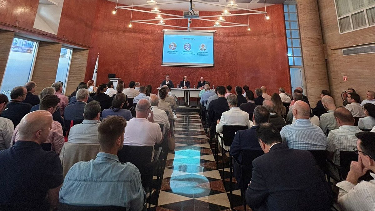 🔥 𝗔𝗿𝗿𝗮𝗻𝗰𝗮𝗺𝗼𝘀 𝗲𝗹 𝗗𝗶́𝗮 𝗱𝗲𝗹 𝗙𝘂𝗲𝗴𝗼 𝗲𝗻 𝗦𝗲𝘃𝗶𝗹𝗹𝗮. 
Acaba de comenzar una nueva edición del #DíaDelFuego, el punto de encuentro para reflexionar sobre los retos, la innovación y la responsabilidad compartida en la protección contra #incendios.