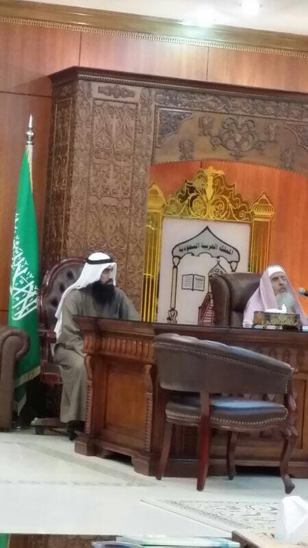 توفي اليوم
الشيخ العالم #مفتي_عام_المملكة 
#عبدالعزيز_آل_الشيخ
زرناه كثيرا في مكتبه في الإفتاء
وفي بيته في الرياض
وفي مسجده
وحضرنا دروسه ومحاضراته
كان كريما متواضعا، خلوقا، لينا، مع الجميع
يسأل عن أحوالنا صغيرنا وكبيرنا
أسأل الله أن يغفر له ويرحمه ويسكنه الفردوس الأعلى