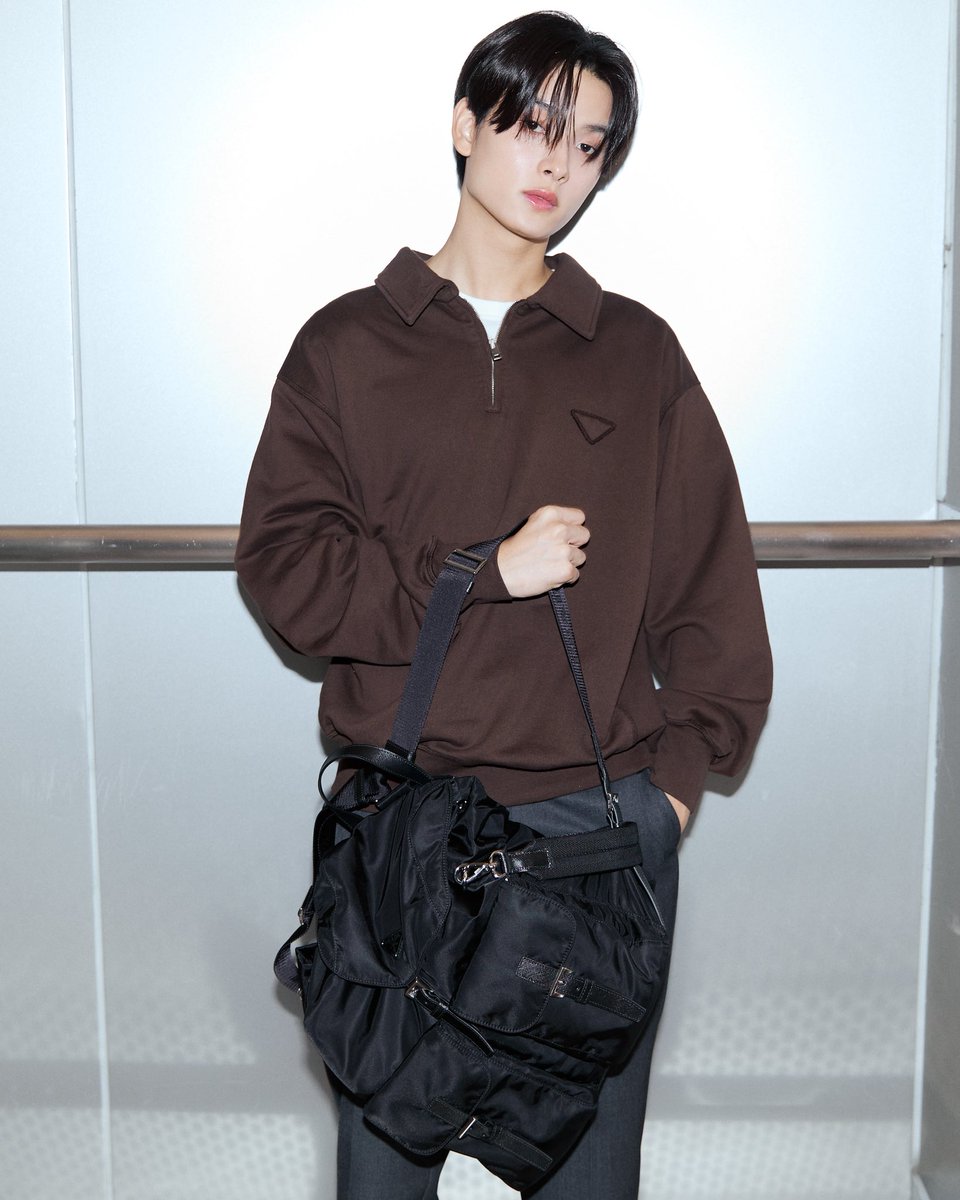 เรียบโก้! สองหนุ่มแห่งวง BUS ‘ขุนพล’ และ ‘ภูธัชชัย’ ขณะออกเดินทางสู่มิลานเพื่อร่วมโชว์ Prada SS26 ด้วยลุคจากคอลเล็กชั่น FW25 ของแบรนด์

#ELLEMENThailand
#Prada
#PradaSS26
#Khunpol #Phutatchai
#BUSbecausaeofyouishine