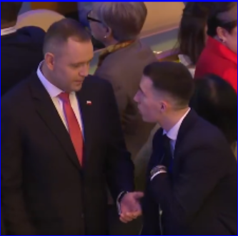 Ale wiecie podatnicy, że pensję sraluchowi noszącemu za szefem prochy, płacicie też WY?
I za używanie przez niego służbowego samochodu? 
I za jego loty do NY? 
I za hotel z wiktem i opierunkiem? 
Czy to, że to kolega pasierba ćpuna (też ćpun), łagodzi trochę ból wydawania kasy?