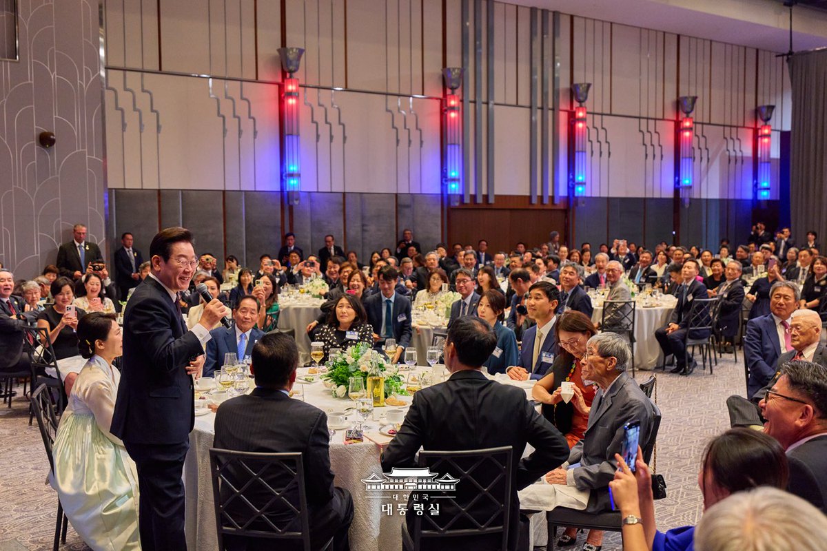 워싱턴에 이어 뉴욕 재미 동포 여러분을 만나 뵙게 되어 영광입니다. 지역사회의 발전과 대한민국의 위상 제고에 기여하며 새 역사를 써 오신 모든 동포 여러분께 깊은 경의를 표합니다.

본래 조국이 해외에 계신 국민들을 걱정해야 마땅하나, 오랜 시간 동안 재외국민들께서 오히려 본국을 걱정하는