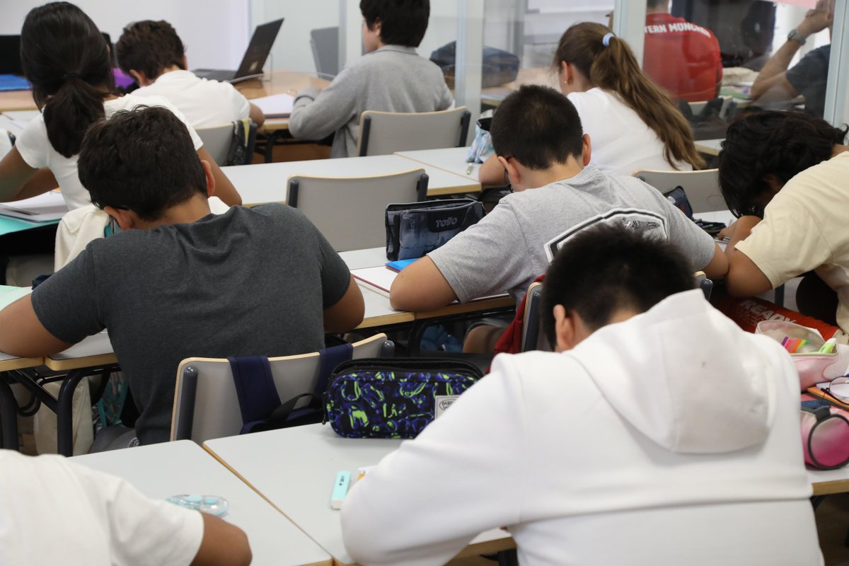 🎓👏 Arranca el curso para la primera promoción del Bachillerato de Excelencia en Alcobendas.
📍 IES Giner de los Ríos
👩‍🔬 12 estudiantes con talento y pasión por la ciencia, la tecnología y la investigación.
💡 Formación y proyectos únicos para impulsar su futuro académico.