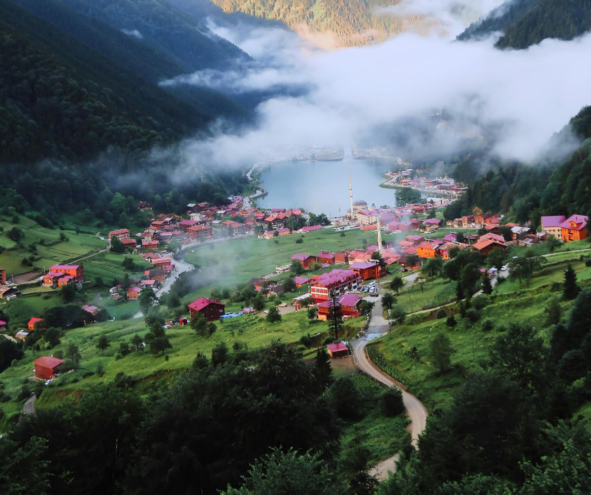 #TürkiyeninGüzellikleri #KeşfetTürkiye

📍Uzungöl, Trabzon, #Türkiye 🇹🇷

Uzungöl, yeşil dağlarla çevrili, berrak suyuyla ünlü huzurlu bir cennet. Doğayla iç içe bir tatil arayanlar için mükemmel bir yer. Geleneksel ahşap evler ve dağ köyleri, doğanın güzellikleriyle uyum içinde.
