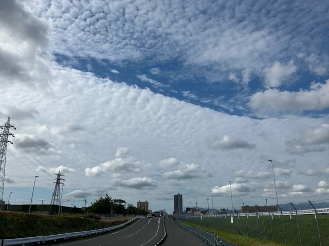 sequenceroid's tweet image. とんでもなくおひさしぶりです!

今日は、いいなあ…な雲や空気に出会えた日だったから届けたくなって、景色にのせておひさしぶりツイートしてみました!