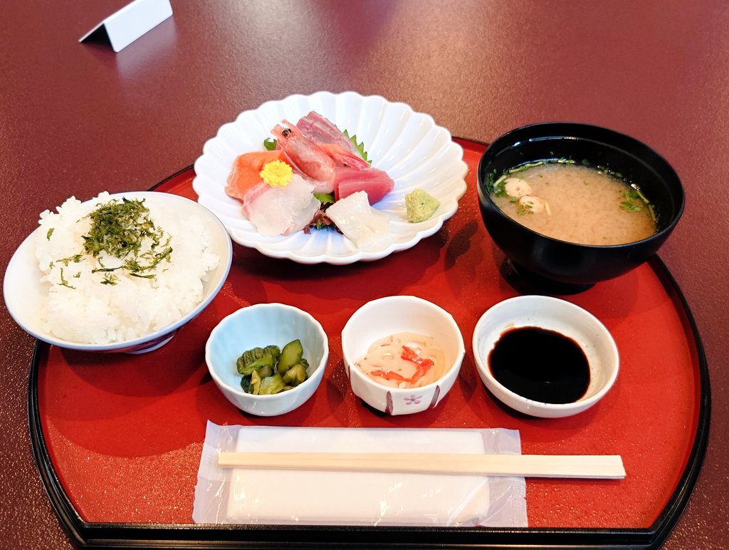 fguzoda's tweet image. お昼ごはんは
ひもの屋さんで

#どこ
？