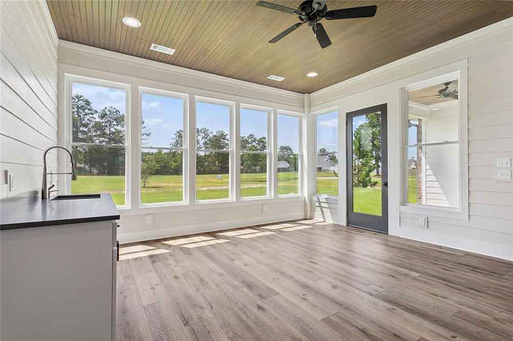 BedicoCreek's tweet image. This expansive living area is overlooked by an ornate chandelier, a soaring ceiling, unique wall trim above the fireplace and an upstairs balcony with an opulent railing. View this #homeforsale at 1656 Audubon Parkway during the #2025FallTour beginning at 12PM on Saturday!