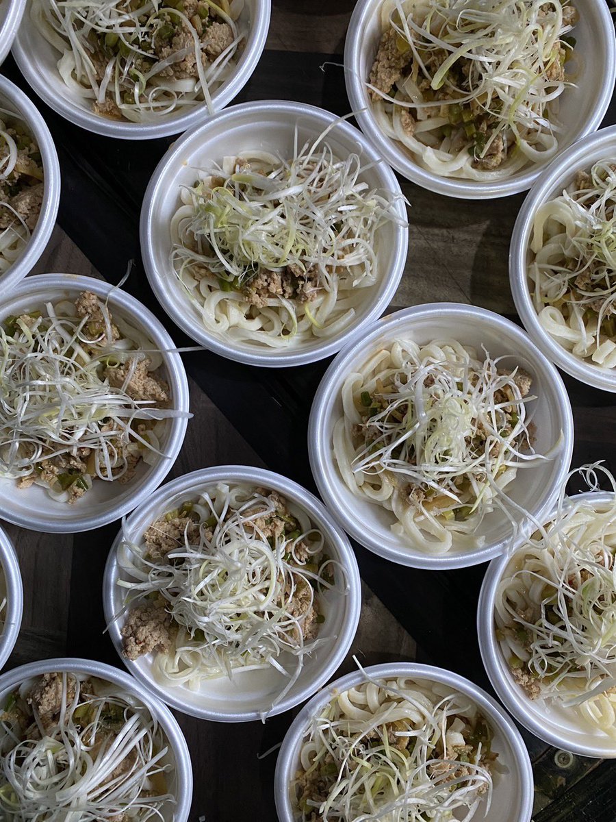 sokai_takidashi's tweet image. 本日の炊き出しは冷やし坦々うどん
するすると食べやすいうどんにネギとニンニクの芽の食感をプラス
大きめのひき肉もジューシーでとても食べ応えがあります!
シビ辛の坦々スープに生姜の香りをたっぷりと効かせた坦々うどんが完成しました!
都庁下にて配布しております!