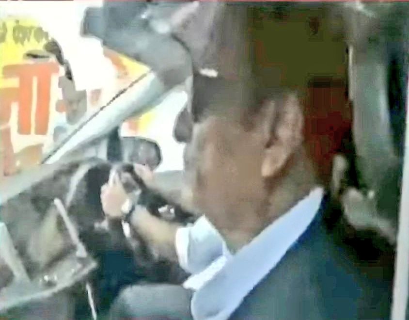 Vishal JyotiDev Agarwal 🇮🇳 (@jyotidevspeaks) on Twitter photo आज़म साहब की रिहाई पर खुशी जाहिर करते किसी ओवैसी वाले या बसपाई की पोस्ट देखी आपने ??
यही इन लोगों का मूल चरित्र है, इन लोगों के लिये आज़म साहब सिर्फ वोट खींचने और मुस्लिमो को सपा से दूर करने का जरिया हैं!
😡😡
#आज़म_साहब_छूट_गये आज़म साहब की रिहाई पर खुशी जाहिर करते किसी ओवैसी वाले या बसपाई की पोस्ट देखी आपने ??
यही इन लोगों का मूल चरित्र है, इन लोगों के लिये आज़म साहब सिर्फ वोट खींचने और मुस्लिमो को सपा से दूर करने का जरिया हैं!
😡😡
#आज़म_साहब_छूट_गये