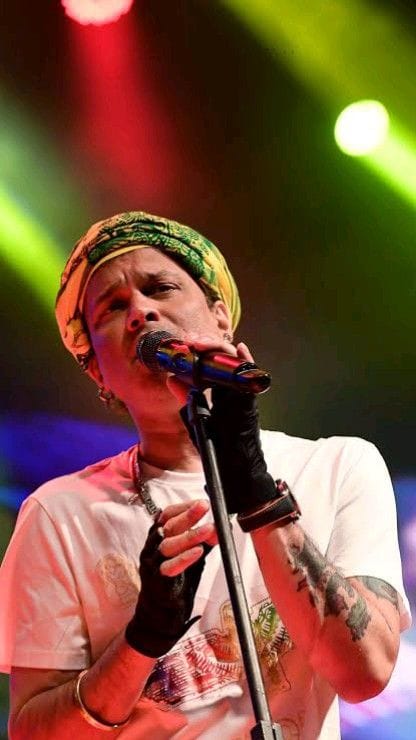 বিদায় মহানায়ক..
তুমি অপ্ৰতিৰোধ্য..
তুমি আমাৰ সঞ্জীৱনী সুধা..
তুমি আমাৰ প্ৰাণৰ প্ৰাণ, গানৰো গান..
তুমি চিৰপ্ৰৱাহমান এটি খৰস্ৰোতা নৈ..
তুমি আমাৰ চিৰপ্ৰেৰণা..
অন্তহীন আলাপ..
তোমাৰ সত্তাৰ মৃত্যু নাই..
তুমি অজেয়, তুমি অমৰ...
অশ্ৰুসিক্ত নয়নেৰে
আজি মাথোঁ
এবাৰ কলোঁ বিদায় জুবিন দা...
