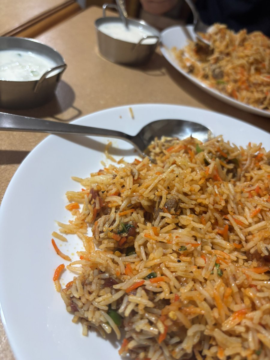 ieb_3rd's tweet image. おすすめしてくださった心斎橋のビリヤニを食べてきた。あとサラダも。美味しい。辛い。ライタがめっちゃきゅうりで美味しい。マトンお肉ゴロゴロで最高✨